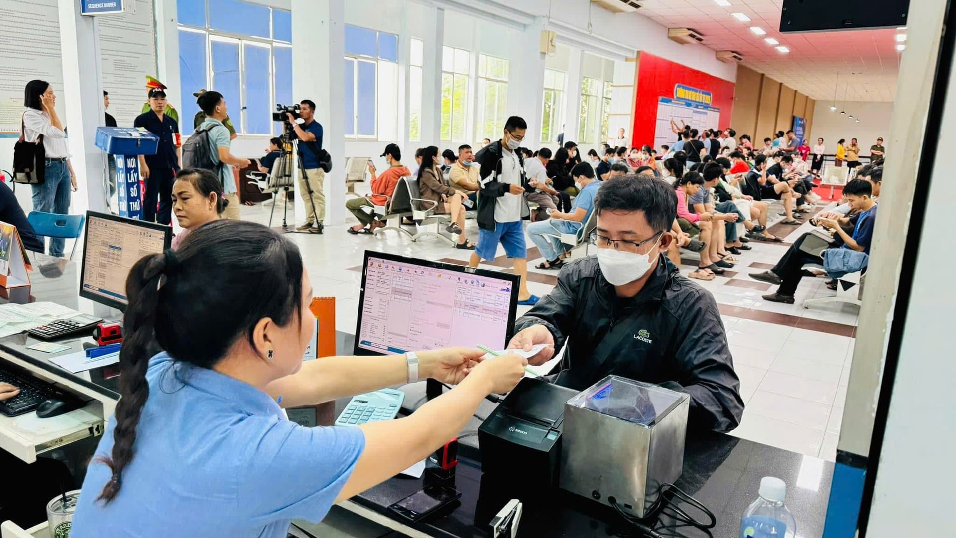 Hành khách mua vé tàu Tết Nguyên đán Ất Tỵ 2025 thành công. Ảnh: H.Phạm