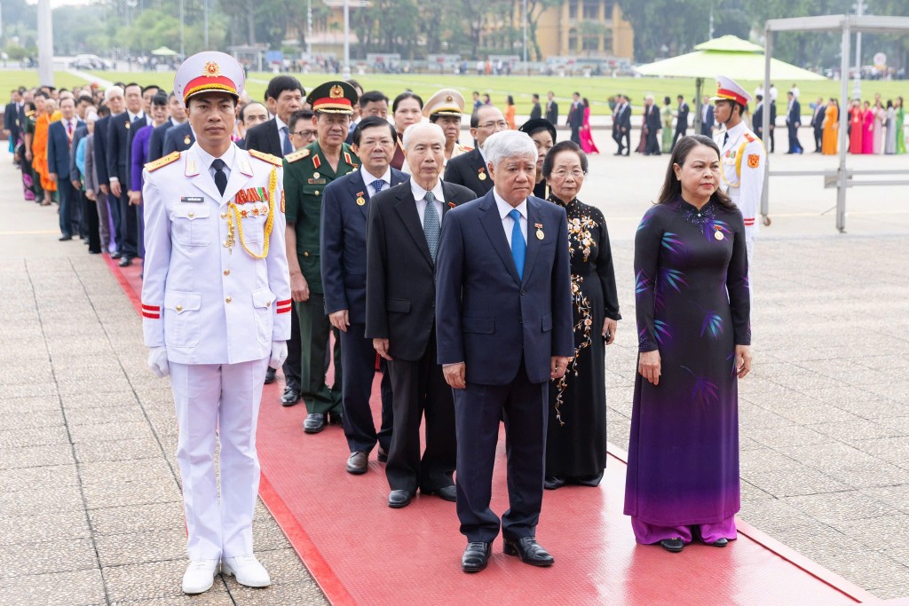 Đoàn đại biểu Đại hội MTTQ Việt Nam viếng Chủ tịch Hồ Chí Minh