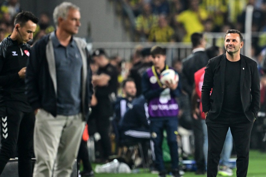 Bức ảnh cùng dòng chú thích “Người chiến thắng” với hình ảnh của Mourinho mờ hơn so với đối thủ. Ảnh: Galatasaray SK