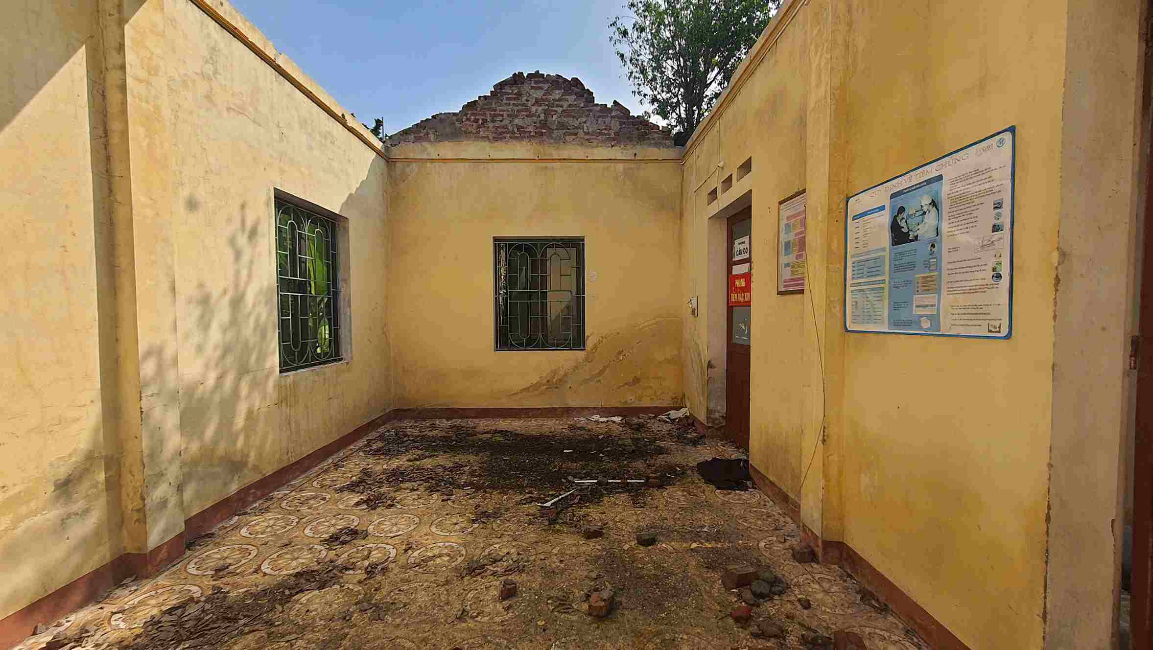 Bão số 3 đã làm bay mất phần mái nhà tiêm chủng của Trạm y tế xã Hiệp Cát, huyện Nam Sách, tỉnh Hải Dương. Ảnh: Công Hòa