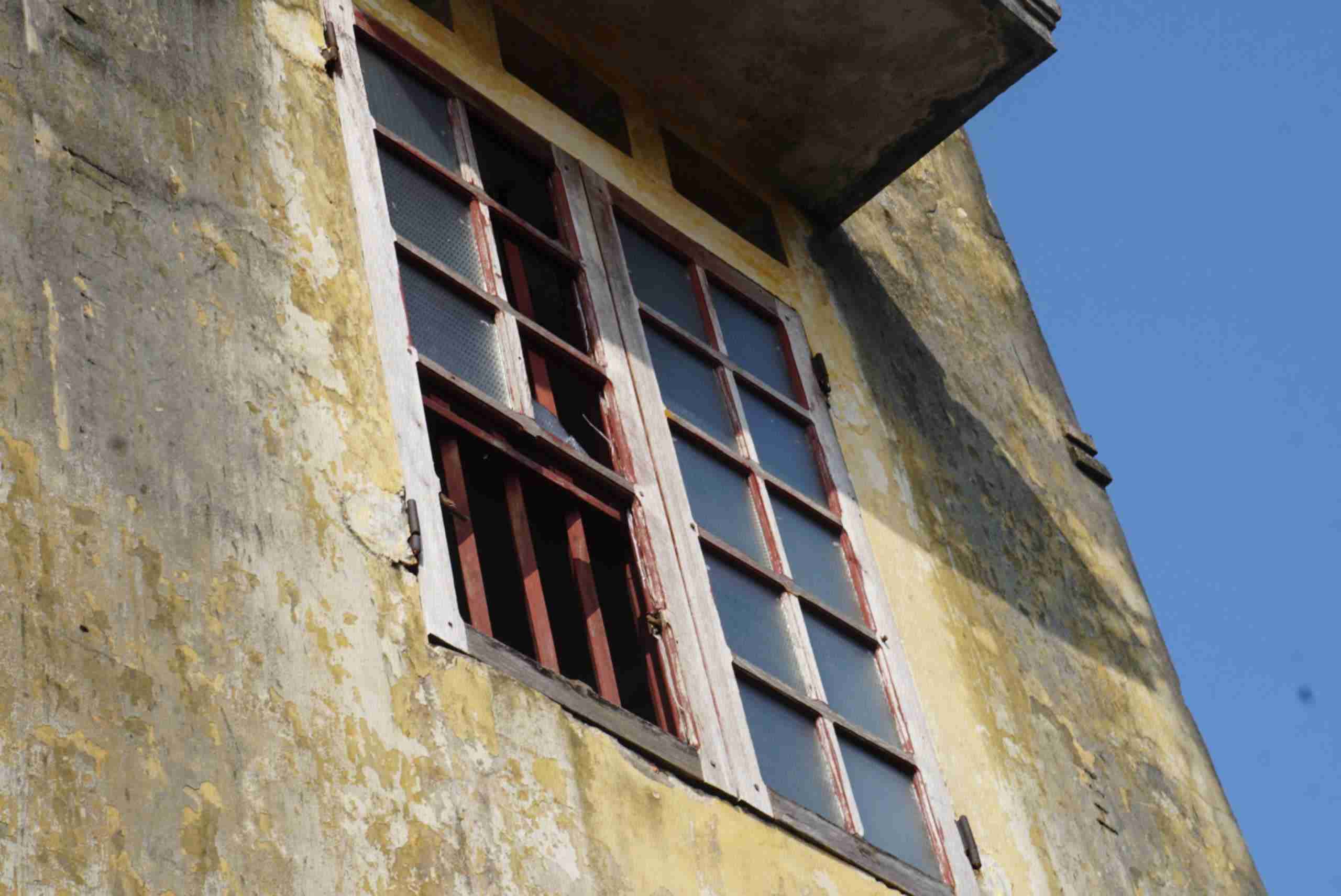 Cửa sổ tại các phòng làm việc tại trạm y tế bị vỡ nát sau bão số 3 chưa được sửa chữa. Ảnh: Công Hòa