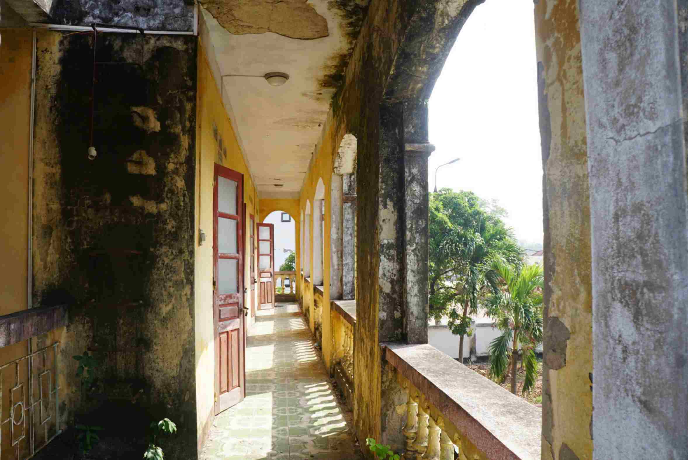 Nhiều phần tường của trạm y tế bị ẩm mốc, thấm nước và mọc rêu. Ảnh: Công Hòa