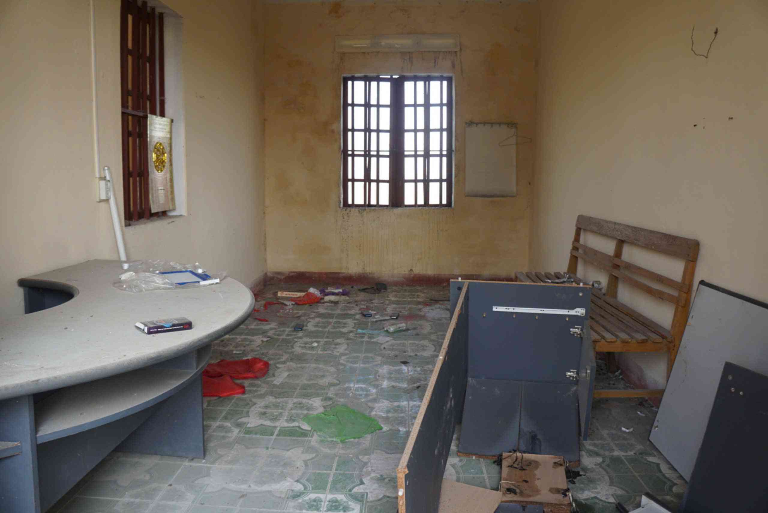 Các phòng làm việc trên tầng 2 của nhà chức năng tại Trạm y tế xã Hiệp Cát hiện không đảm bảo để sử dụng. Ảnh: Công Hòa