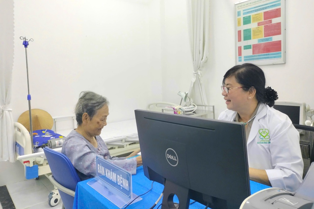 Bác sĩ khám bệnh cho người dân. Ảnh: