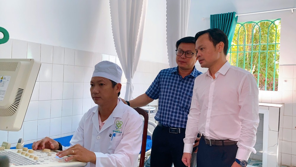 Sở Y tế Cần Thơ tham quan quầy thuốc tại Phòng khám Bác sĩ gia đình Cần Thơ tại Trạm Y tế xã Thạnh Tiến, huyện Vĩnh Thạnh. Ảnh: Sở Y tế cung cấp.