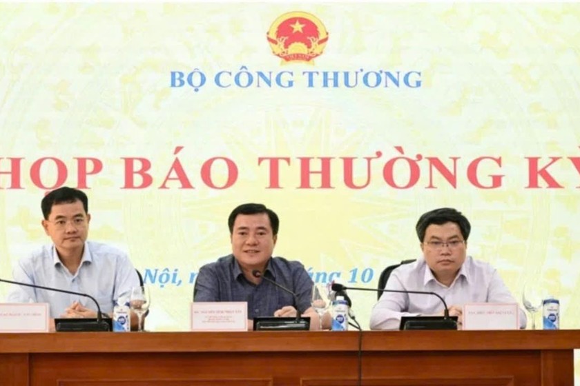 Ông Nguyễn Sinh Nhật Tân trả lời các câu hỏi liên quan đến dự thảo Luật Điện lực sửa đổi tại cuộc họp báo. (Ảnh: PV)