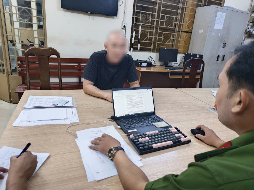 Công an làm việc với N.A.T. Ảnh: Công an cung cấp