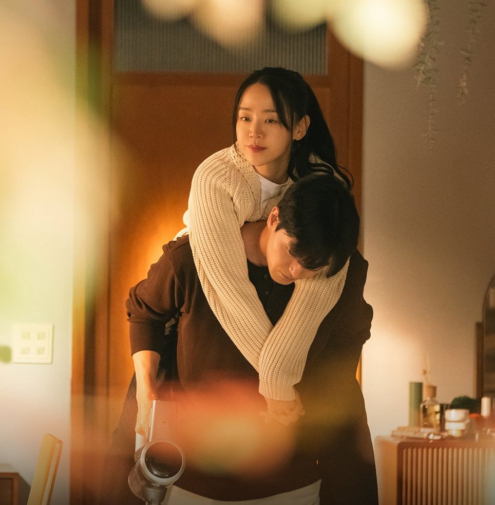 Nhân vật do Shin Hye Sun, Lee Jin Wook đảm nhận bị chê trách. Ảnh: ENA