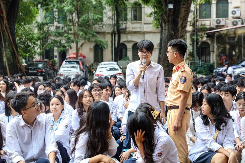 Lực lượng CSGT tuyên truyền pháp luật cho học sinh Trường THPT Việt Đức, Hà Nội. (Nguồn: THPT Việt Đức)