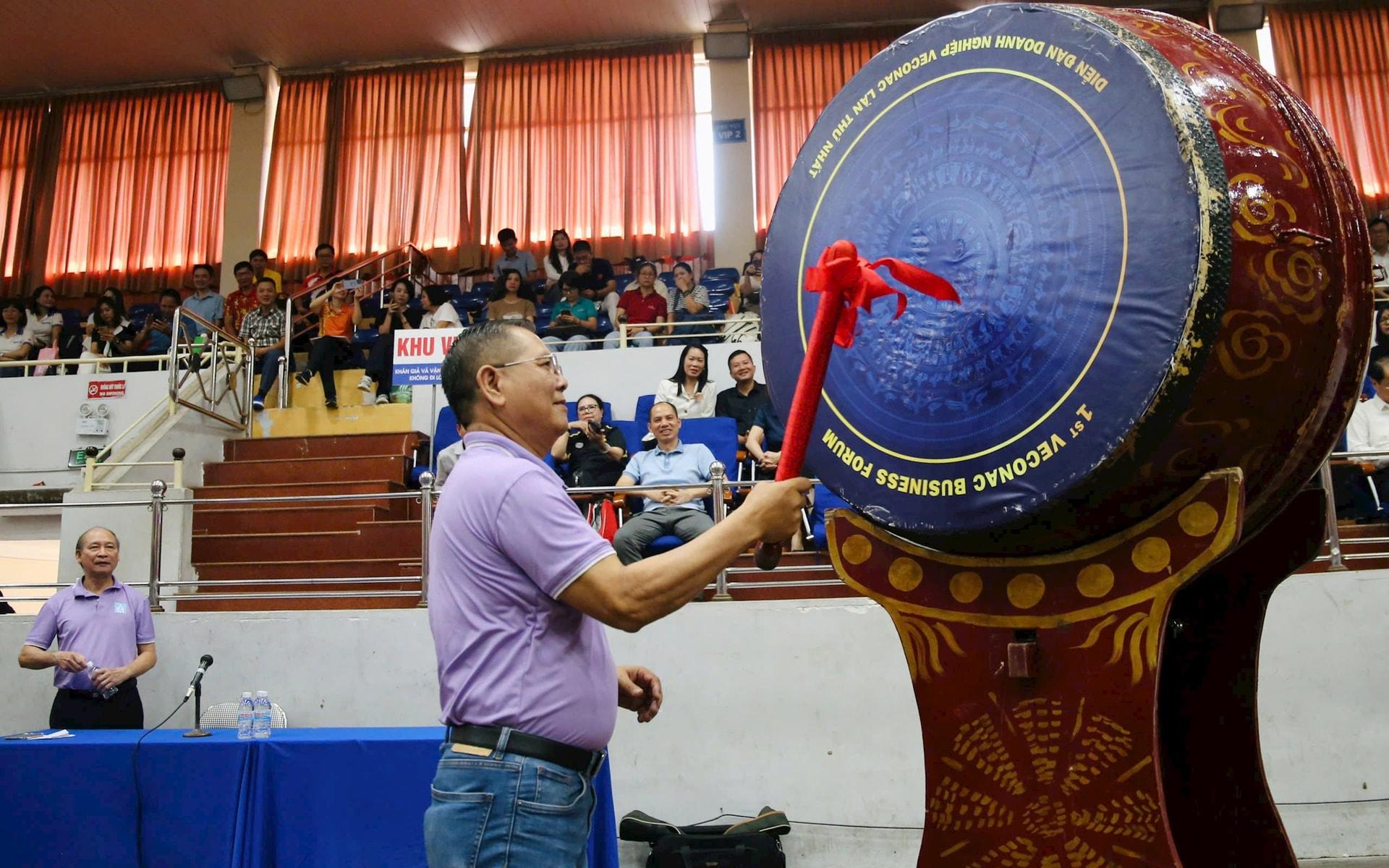 Chủ tịch Hội Nhà báo thành phố Hà Nội, Trưởng ban tổ chức giải Tô Quang Phán đánh trống khai mạc giải. Ảnh Thuần Thư