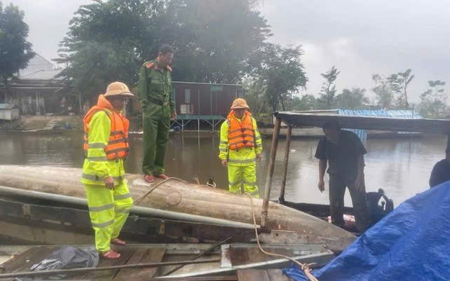 Công an TP Huế vận động chủ thuyền dọc bờ sông Hương neo đậu tàu thuyền đảm bảo an toàn ngày 3/11 (Ảnh CTV)