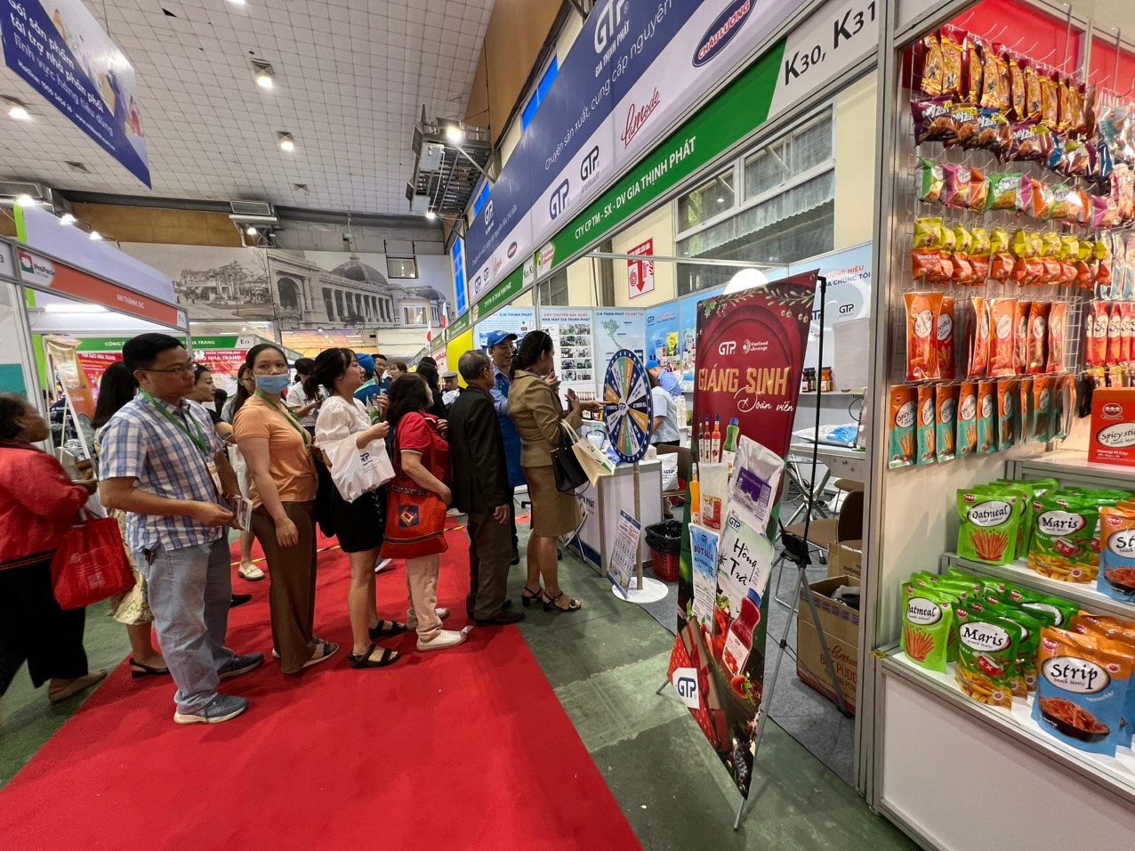 Người tiêu dùng tham gia mua sắm trong ngày khai mạc triển lãm.