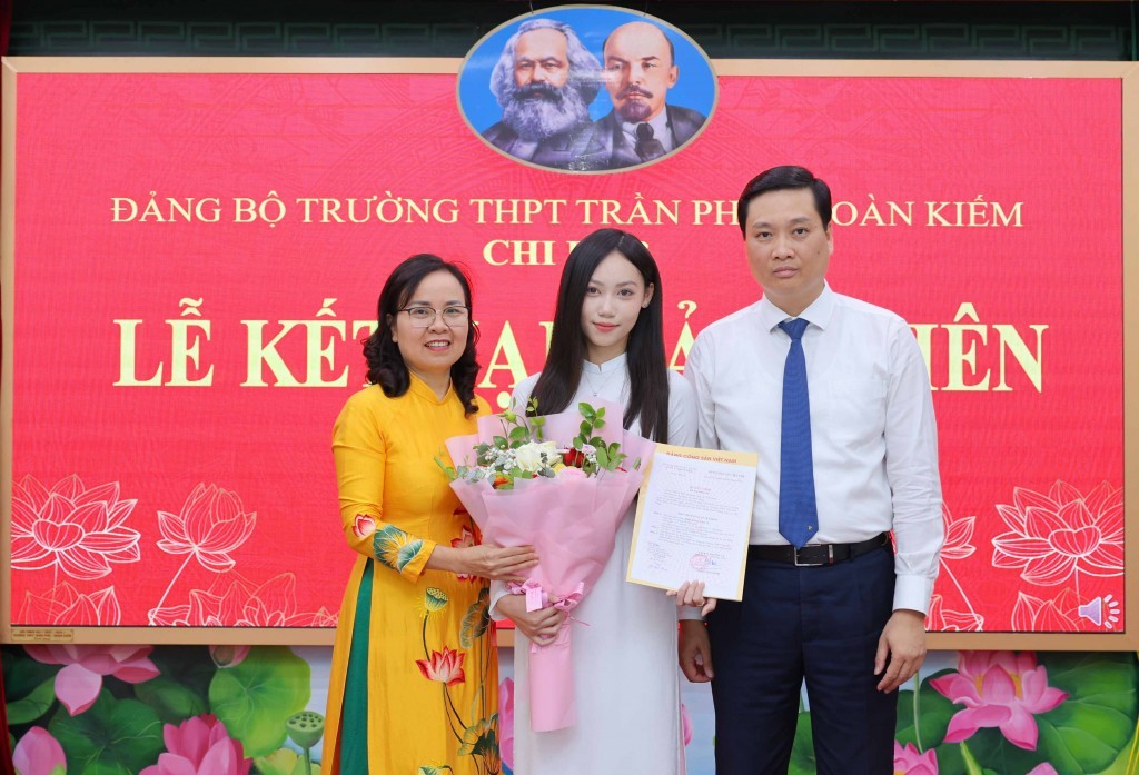 Lãnh đạo quận Hoàn Kiếm và Ban Giám hiệu trường THPT Trần Phú - Hoàn Kiếm chúc mừng học sinh được kết nạp Đảng (Ảnh: Thanh Tùng)