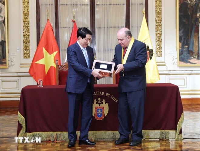 Chủ tịch nước Lương Cường nhận chìa khóa biểu tượng của Lima