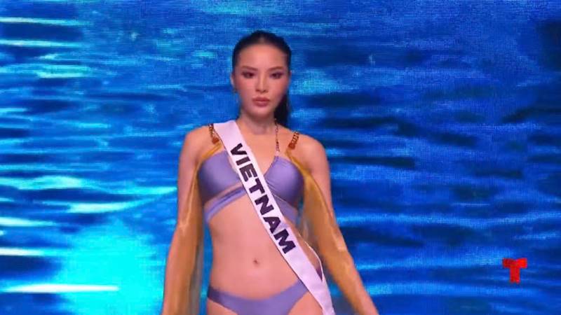 Kỳ Duyên diện trang phục áo tắm trình diễn tại bán kết Miss Universe. Ảnh: Chụp màn hình