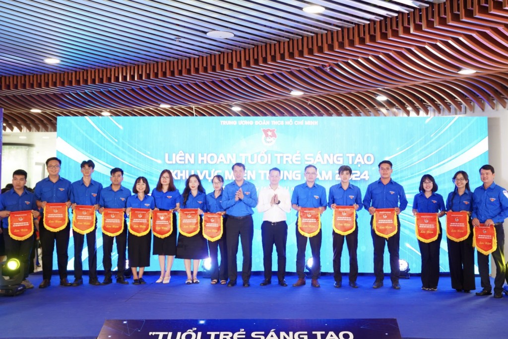 Trung ương Đoàn vinh danh 12 giải pháp, sản phẩm sáng tạo, sáng kiến tiêu biểu của tuổi trẻ các tỉnh, thành khu vực miền Trung (Ảnh Đ.Minh)