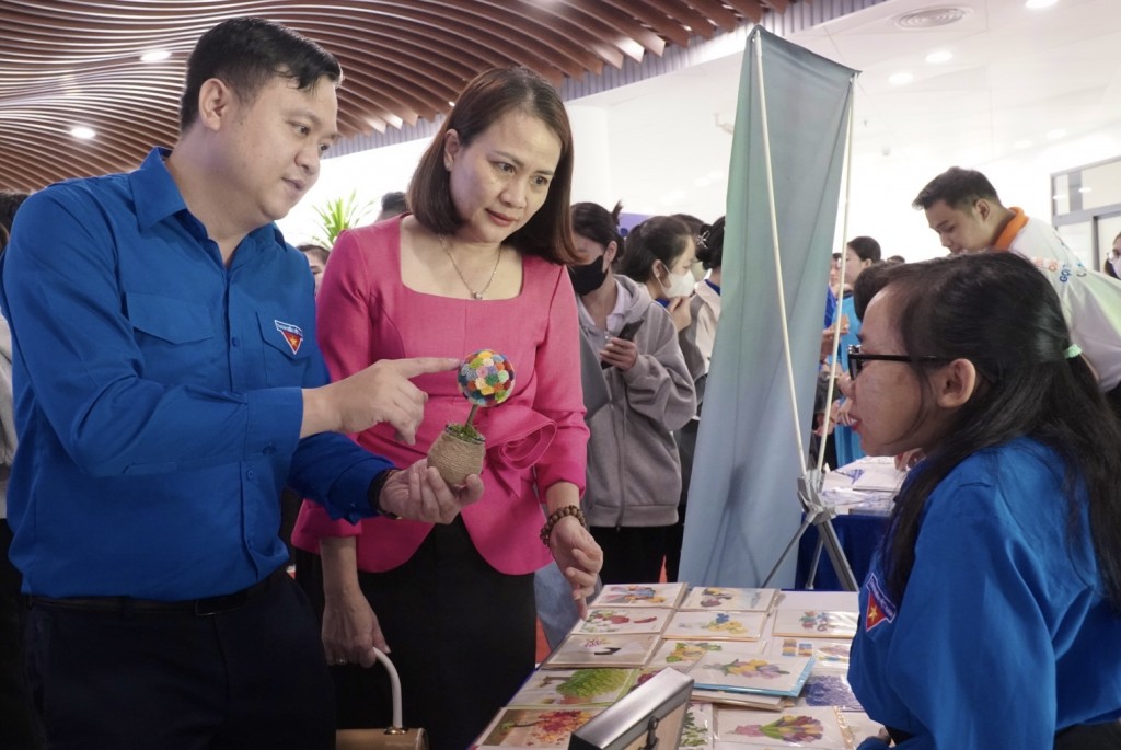 Anh Lê Công Hùng, Bí thư Thành đoàn Đà Nẵng tham quan gian hàng mô hình khởi nghiệp thanh niên