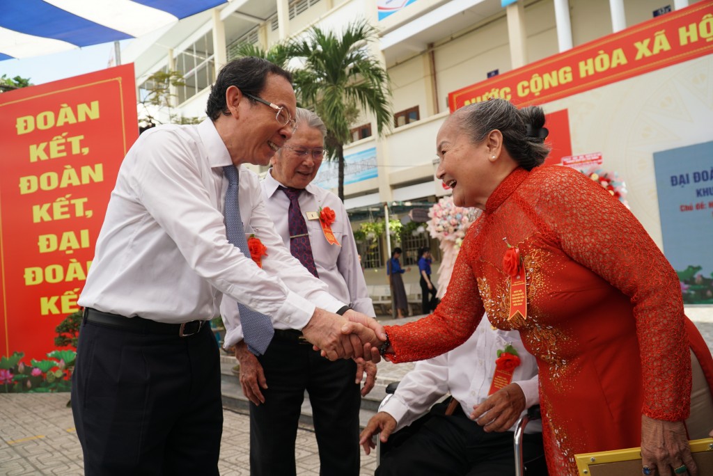 Bí thư Thành uỷ TP Hồ Chí Minh Nguyễn Văn Nên thăm hỏi người dân