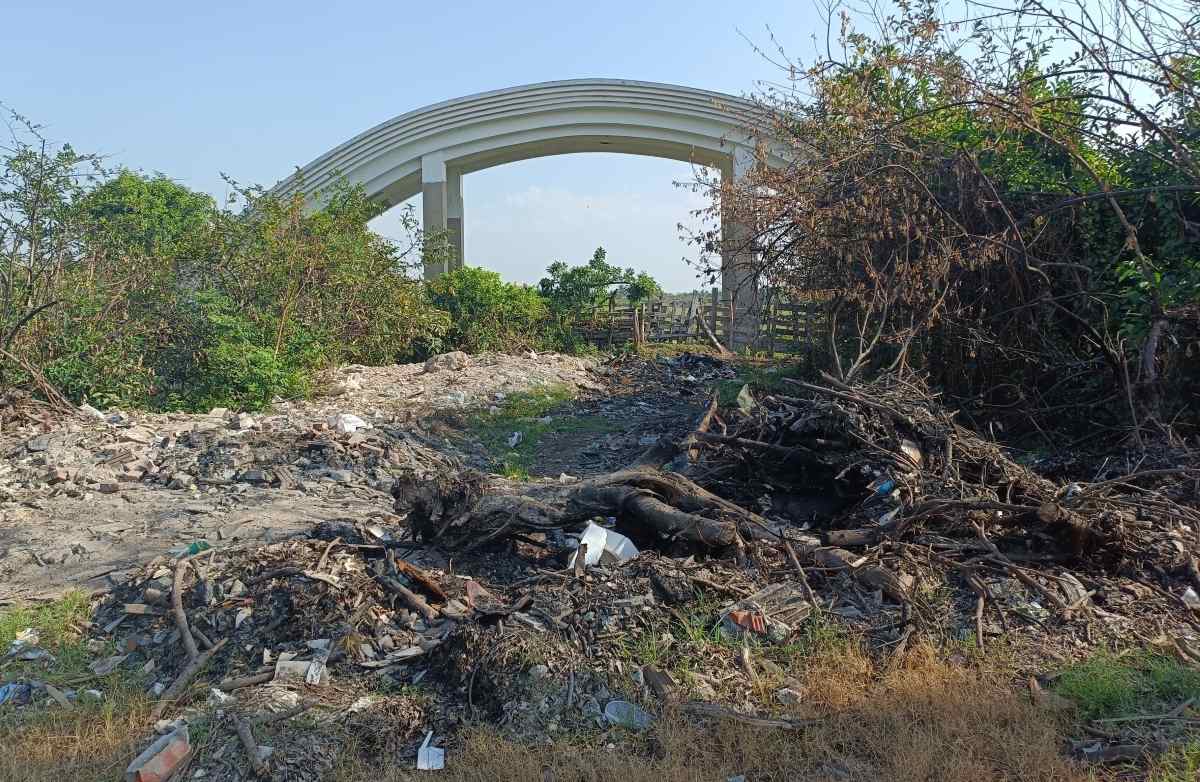 Phía bên ngoài khu đất 42 ha tại phường Tân Thành, Dương Kinh, Hải Phòng. Ảnh: Hoàng Khôi