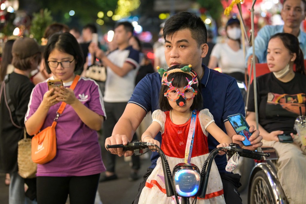 Tranh thủ những ngày cuối tuần, nhiều gia đình đưa con nhỏ lên phố Hàng Mã để mua những đồ trang trí cho lễ Giáng sinh.