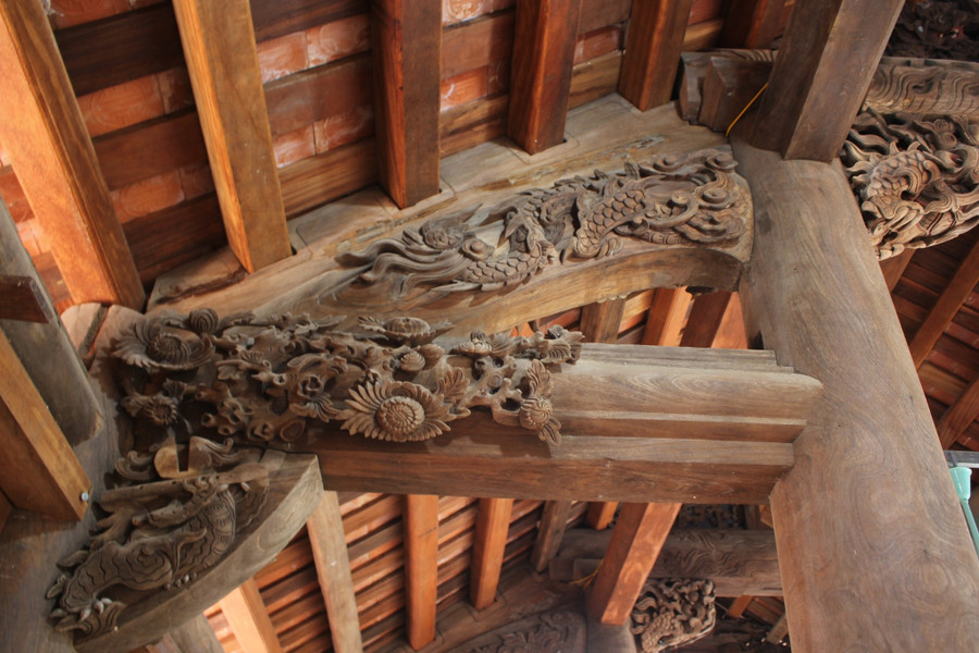 Ngôi đình độc đáo với nghệ thuật kiến trúc, điêu khắc gỗ, đá tinh xảo của những người thợ thủ công xưa. ngoi-dinh-mien-que-lua-tung-don-bac-ve-tham-4.jpg