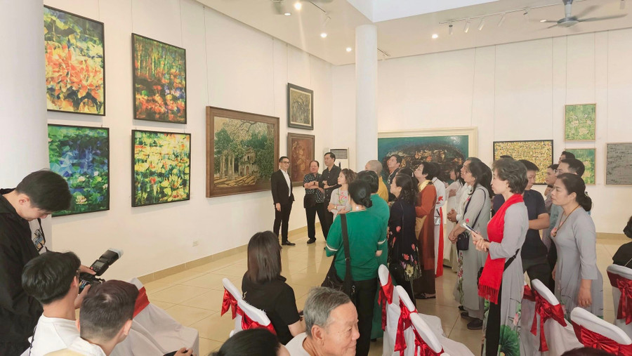 51 tác phẩm của 12 họa sĩ với nhiều phong cách khác nhau đã biểu đạt sự đa dạng về nghệ thuật hội họa vẽ về Phật giáo. hoi-hoa-lan-toa-tinh-than-giac-ngo-va-yeu-thuong-2.jpg