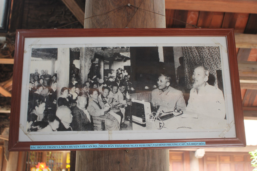 Bức ảnh chụp Bác Hồ về thăm, mừng nhân dân đạt 5 tấn thóc/ha được giữ gìn và treo trang trọng tại đình. ngoi-dinh-mien-que-lua-tung-don-bac-ve-tham-6.jpg