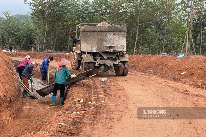 Tại một vị trí khác, các công nhân đang tiến hành đổ lót cho cống rãnh.