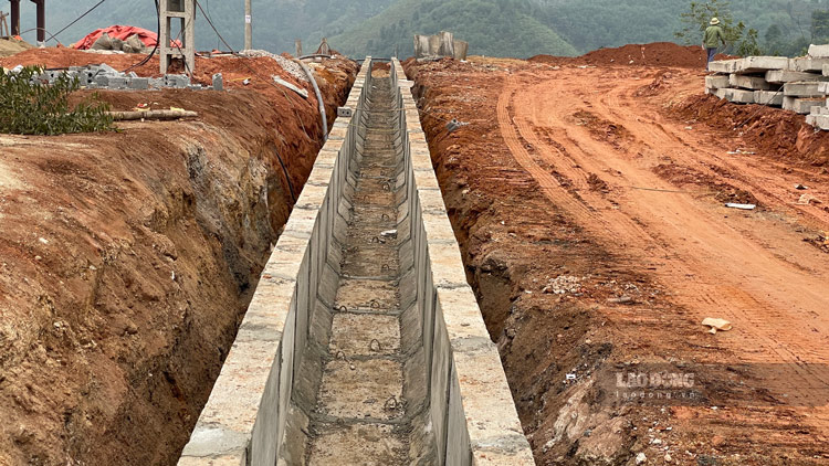 Hệ thống cống rãnh thoát nước của khu tái định cư Làng Nủ đã gần hoàn thiện.