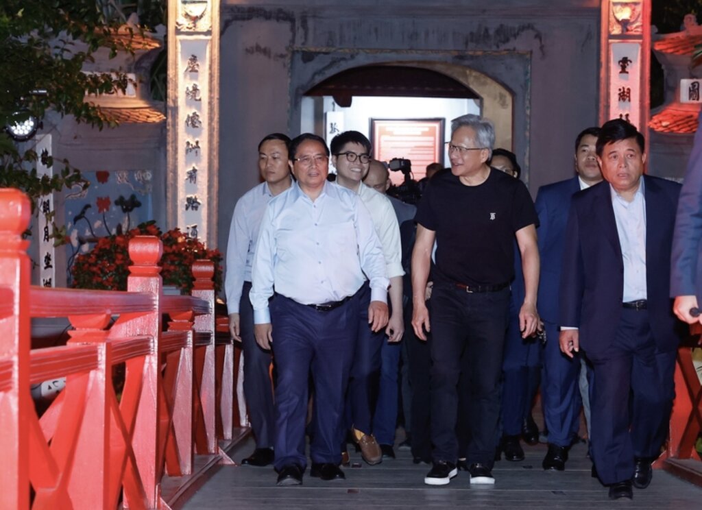 Thủ tướng Chính phủ và ông Jensen Huang tham quan cầu Thê Húc và đền Ngọc Sơn. Ảnh: VGP