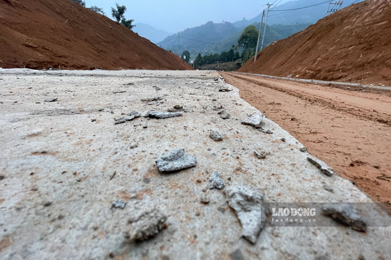 Đường giao thông đi lại của người dân cũng đã làm được một phần để việc đi lại thuận tiện và sạch sẽ hơn.