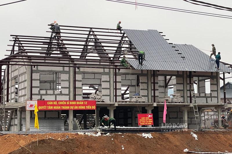 Thi công công trình nhà sinh hoạt cộng đồng của Làng Nủ. Ảnh: Đinh Đại