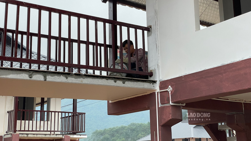 Mỗi công nhân đều đang cố gắng làm tốt phần việc của mình, để những ngôi nhà mới được đẹp nhất có thể. Ảnh: Đinh Đại