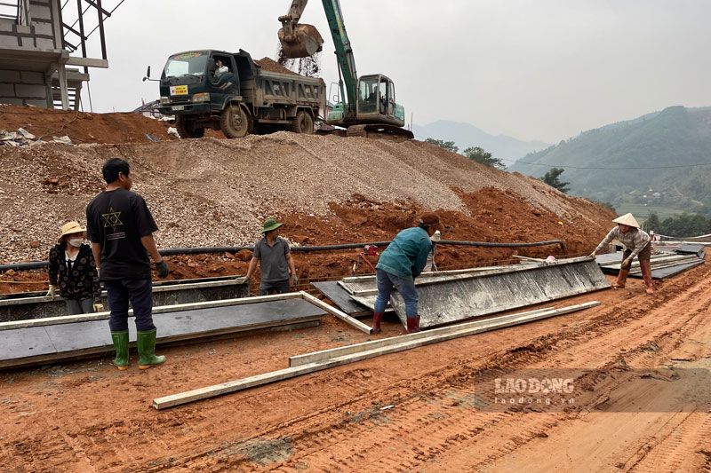 Trên công trường, các công nhân đang miệt mài làm việc để đẩy nhanh tiến độ xây dựng.