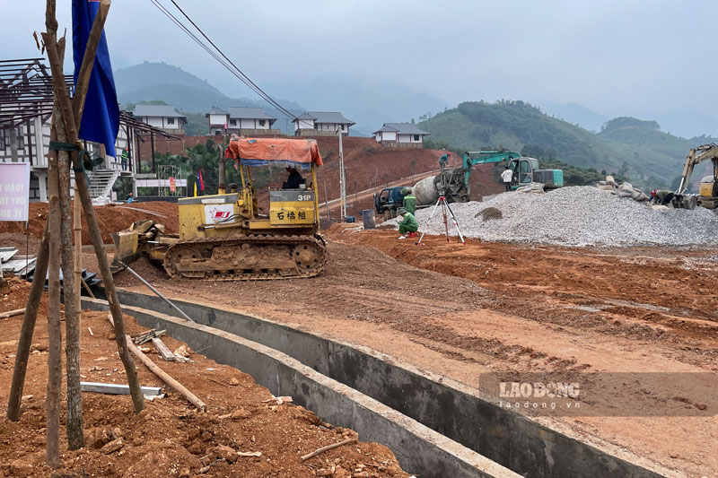 Nhiều máy móc làm việc liên tục trên công trường xây dựng. Ảnh: Đinh Đại