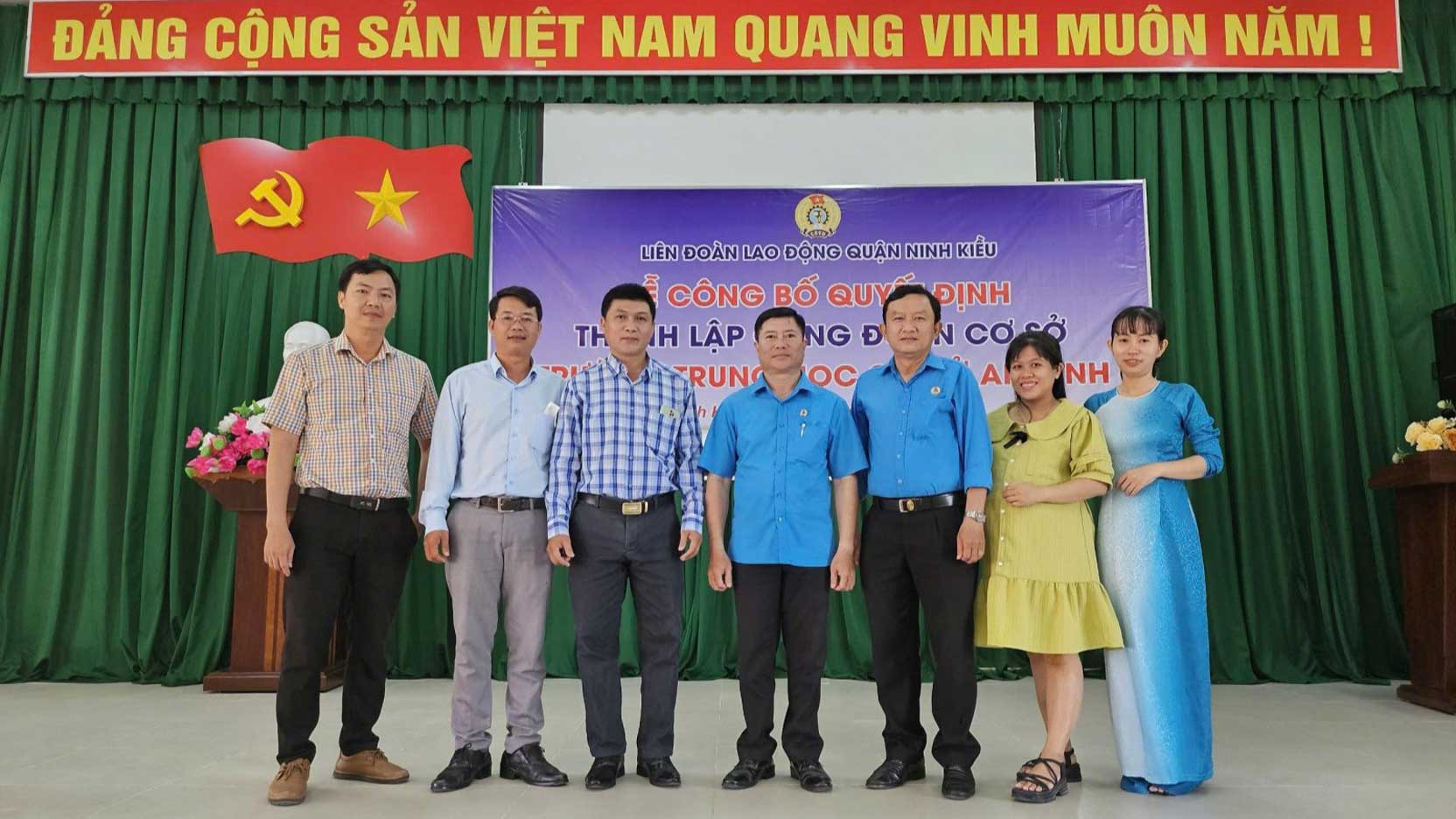 Lễ công bố Quyết định thành lập CĐCS Trường THCS An Bình. Ảnh: LĐLĐ quận Ninh Kiều, TP Cần Thơ