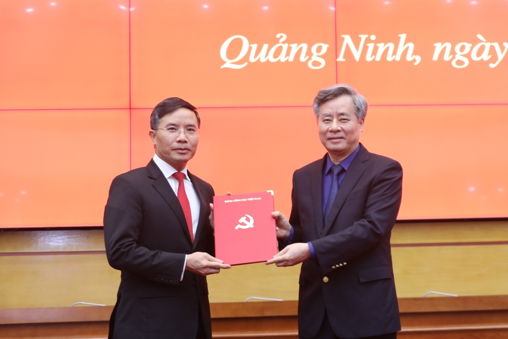 Ông Nguyễn Quang Dương - Ủy viên Trung ương Đảng, Phó Ban Tổ chức Trung ương - trao Quyết định cho ông Phạm Đức Ấn (bên trái) - Phó Bí thư Tỉnh ủy Quảng Ninh. Ảnh: Thu Chung
