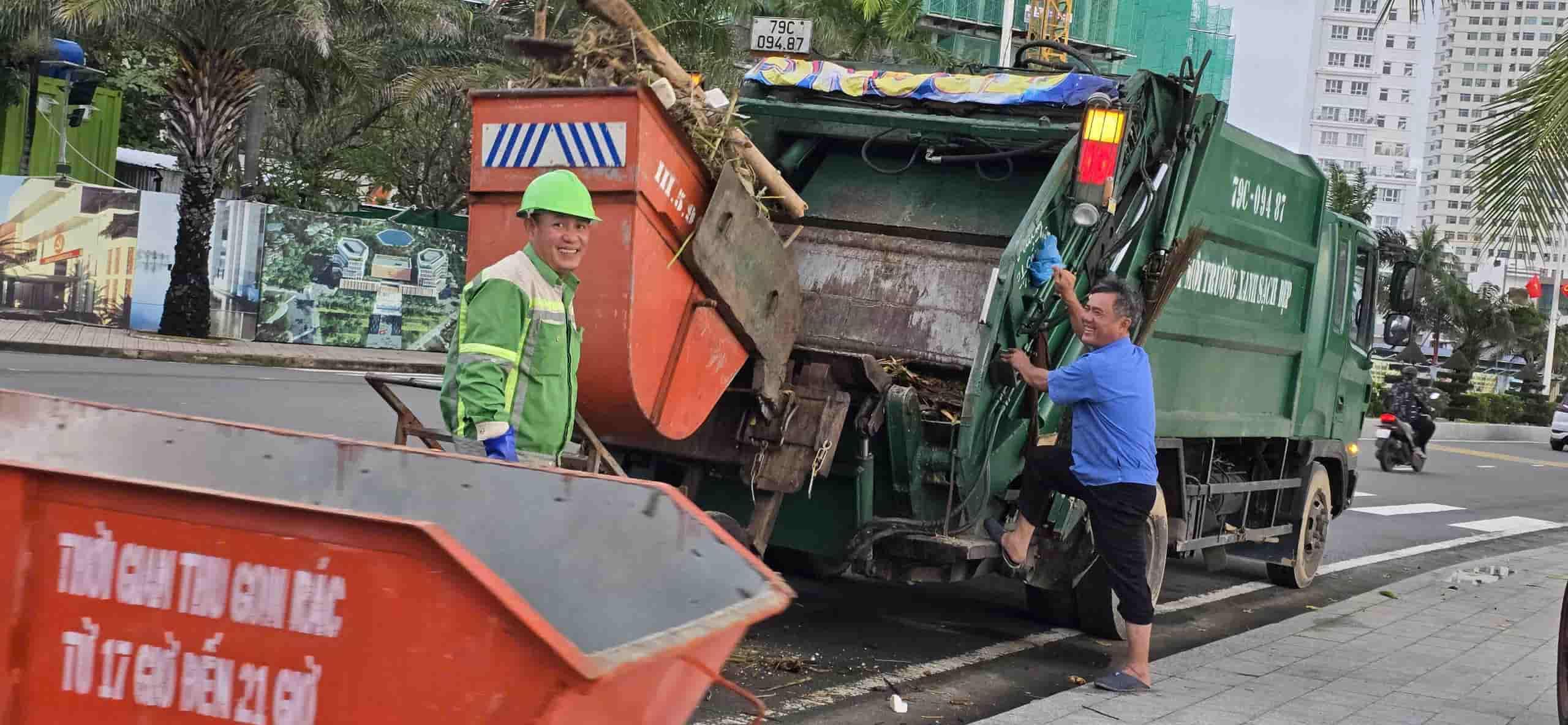 Rác sau khi được tập kết sẽ vận chuyển đến nơi xử lý theo quy định. Ảnh: Hữu Long