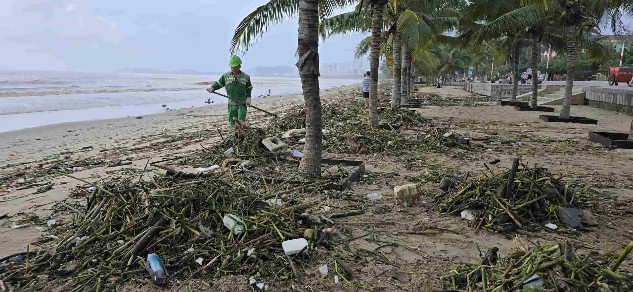 Rác ngập tràn đường bờ biển Nha Trang. Ảnh: Hữu Long