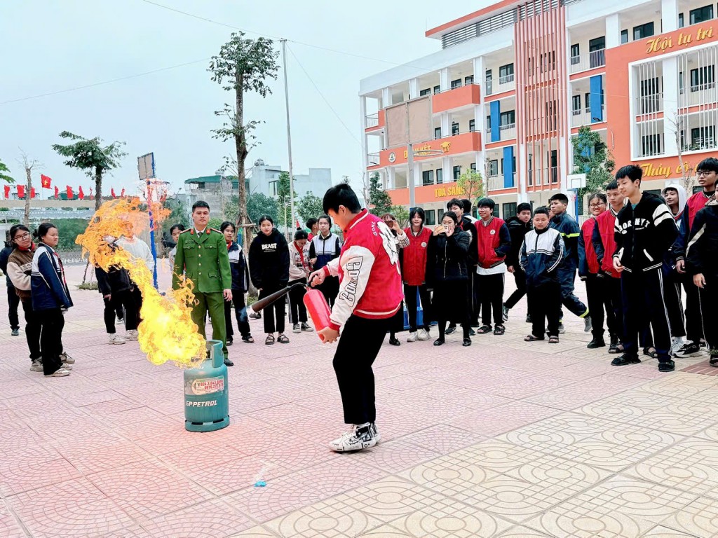 Một ngày làm lính cứu hoả của học sinh trường THCS Ngọc Hồi