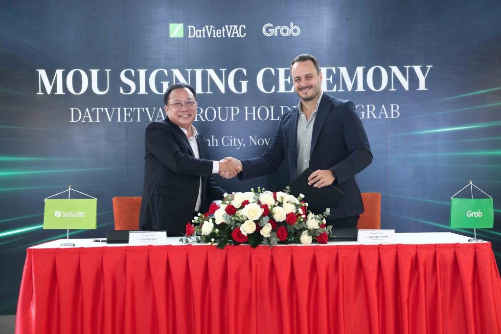 Ảnh 2- Ông Đào Văn Kính Phó Chủ tịch DatVietVAC Group Holdings và Ông Alejandro Osorio, Giám đốc Điều hành, Grab Việt Nam ký kết thỏa thuận hợp tác