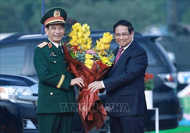 Đại tướng Phan Văn Giang, Bộ trưởng Bộ Quốc phòng đón Thủ tướng Phạm Minh Chính. (Ảnh: Dương Giang/TTXVN)