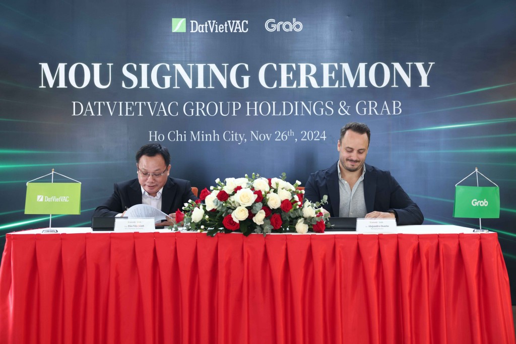 Ảnh 1- Ông Đào Văn Kính Phó Chủ tịch DatVietVAC Group Holdings và Ông Alejandro Osorio, Giám đốc Điều hành, Grab Việt Nam ký kết thỏa thuận hợp tác