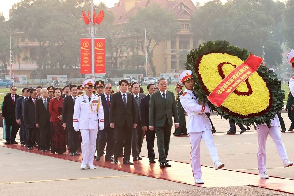 Tổng Bí thư Tô Lâm và các lãnh đạo, nguyên lãnh đạo Đảng, Nhà nước vào Lăng viếng Chủ tịch Hồ Chí Minh. Ảnh: An Đăng