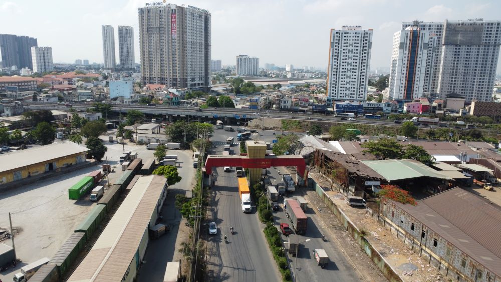 Hướng từ Quốc lộ 1A rẽ vào đường Độc Lập kết nối với đường ĐT 743. Ảnh: Đình Trọng