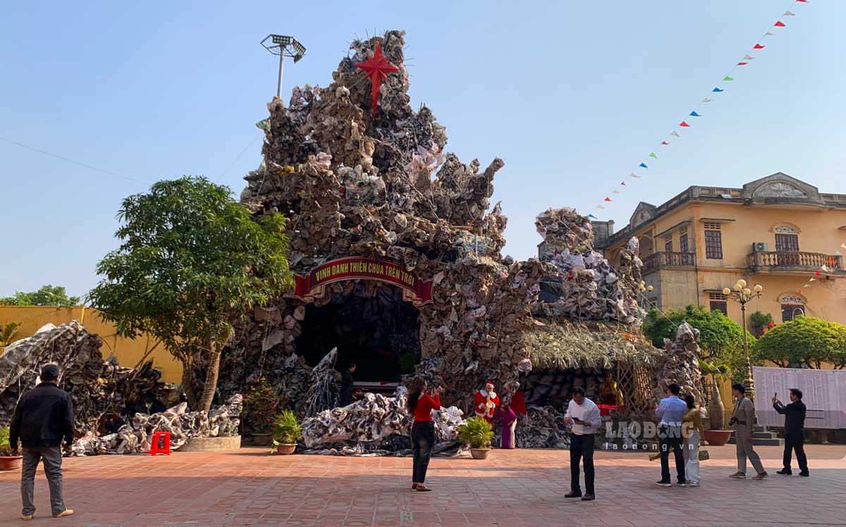 Nhiều nhà thờ, giáo họ ở huyện Hải Hậu  rất nhiều hang đá được bà con giáo dân dựng lên theo khu vực dong ngõ để thể hiện tình yêu với Thiên Chúa và giúp gắn kết tình cảm, sự đoàn kết của người dân nơi đây.