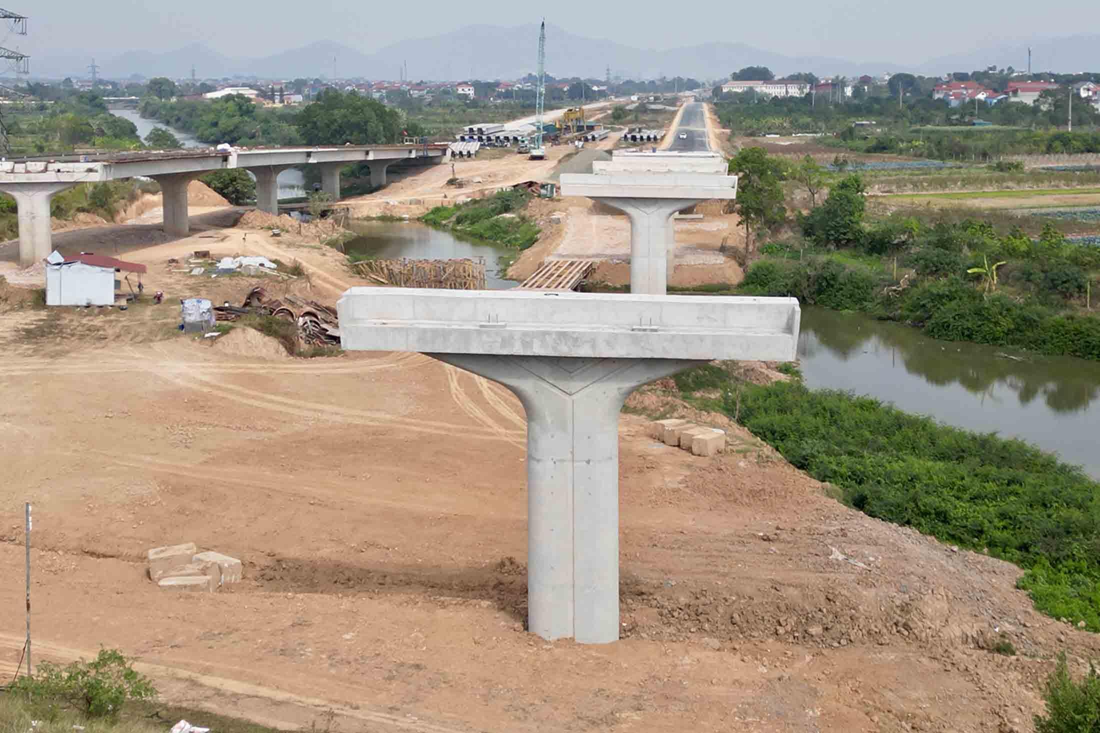 Dự kiến cầu vượt đường sắt sẽ được hợp long vào tháng 4.2025, hoàn thành toàn bộ các hạng mục vào tháng 6.2025. Ảnh: Nhóm PV