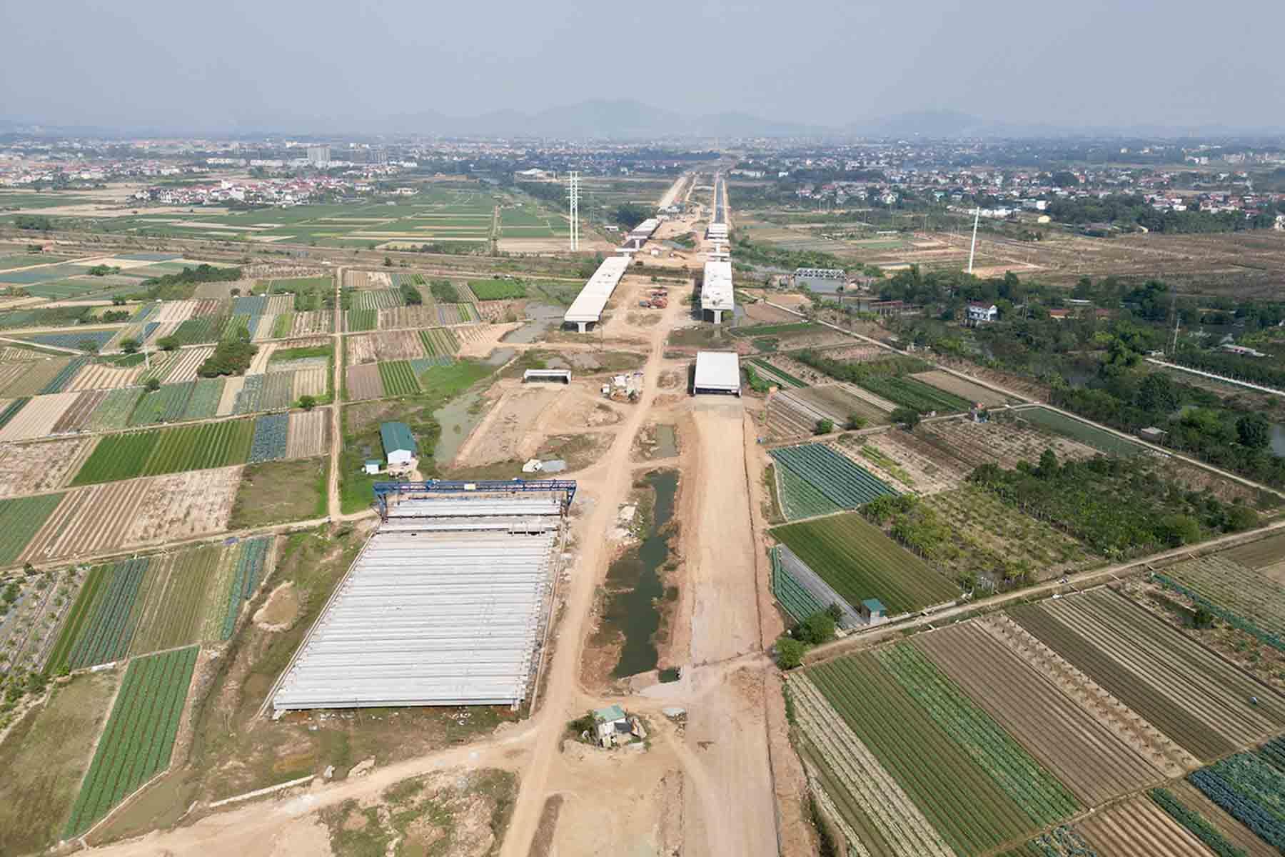 Trong ảnh là cầu vượt đường sắt Bắc - Nam tuyến Hà Nội - Lào Cai đang được xây dựng trên tuyến. Ảnh: Nhóm PV