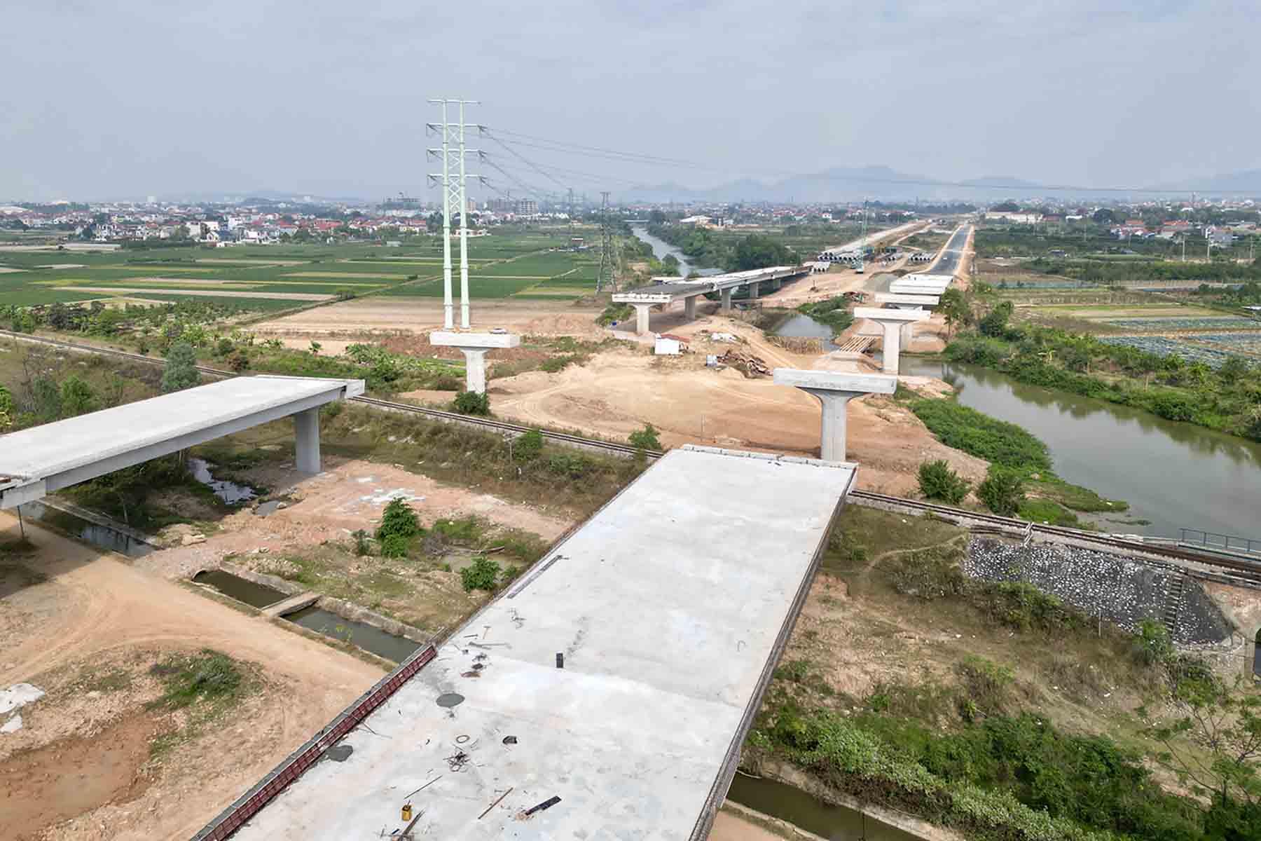 Cầu có 27 nhịp với chiều dài gần 590m, mặt cắt ngang mỗi bên 15m. Ảnh: Nhóm PV