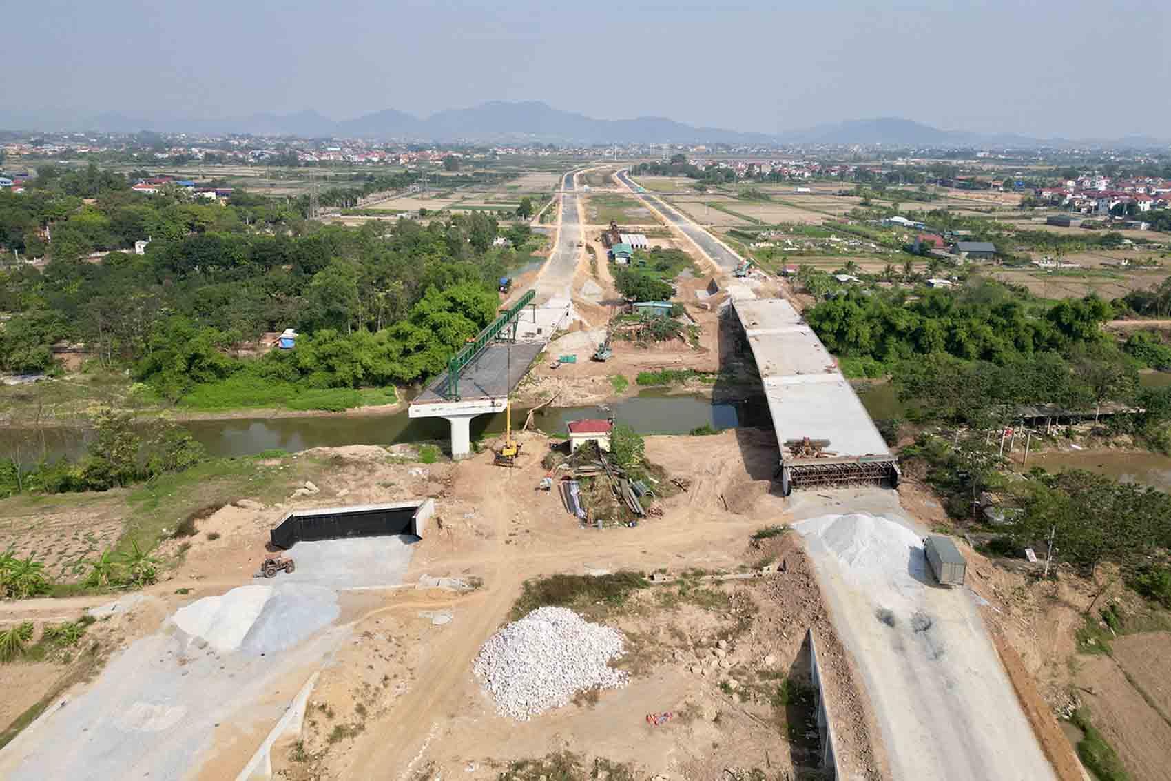 Trong ảnh là cầu vượt sông Cà Lồ cũng đang được xây dựng.